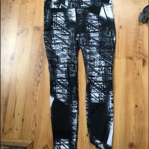 GapFit gray patterned leggings